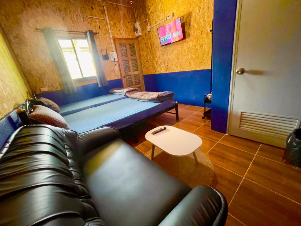 een woonkamer met een bank en een tafel bij Lamai home 4 in Ko Yao Noi