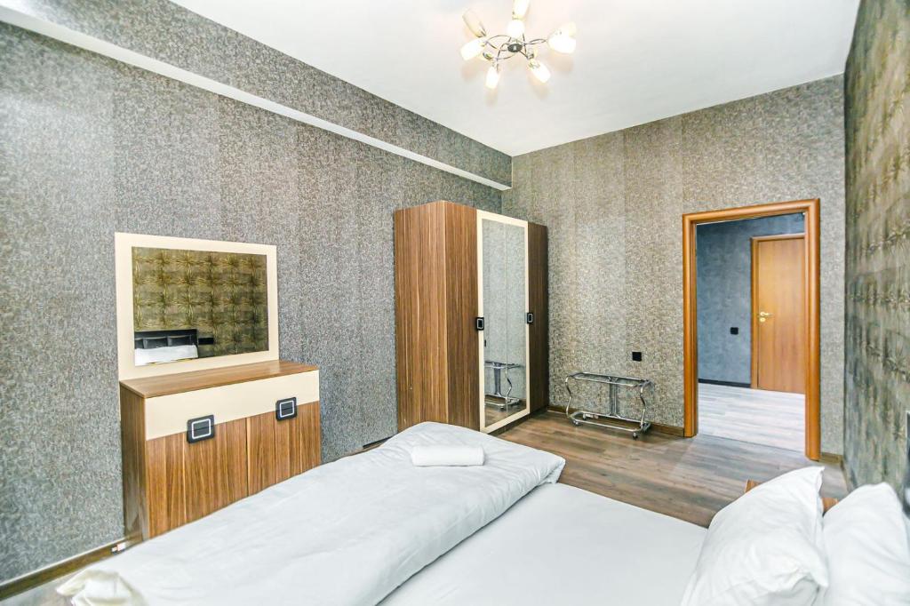 een slaapkamer met twee bedden en een spiegel bij SEA ViEW HOTELAPARTMENT MCDONALD'S in Baku