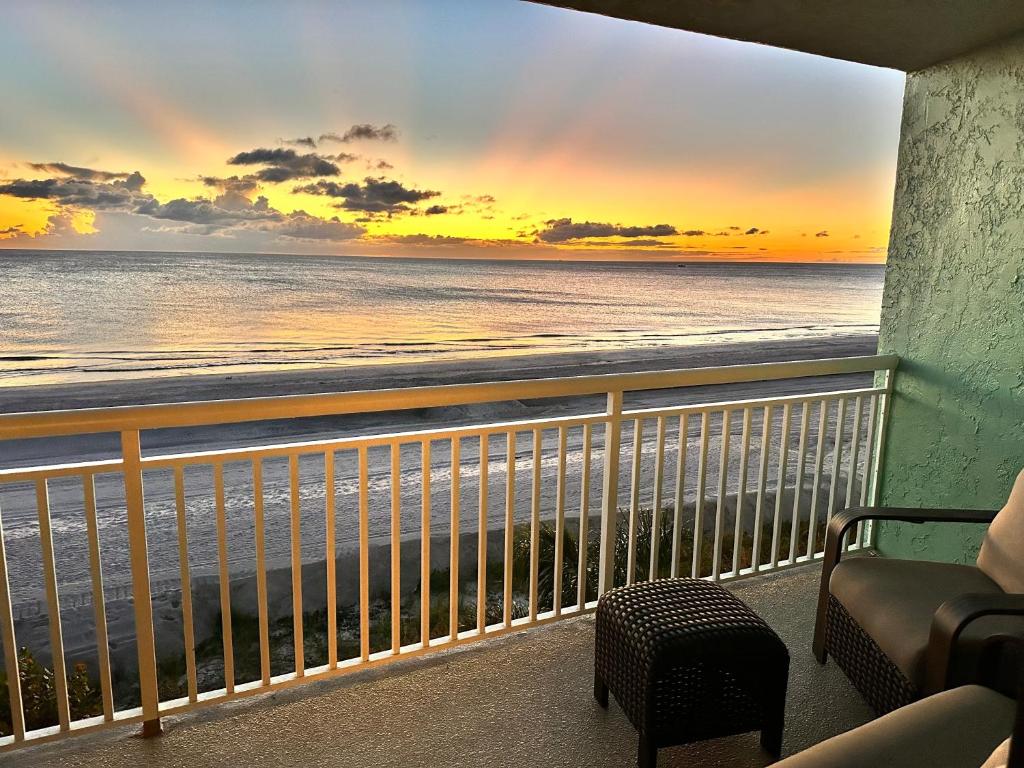 クリアウォーター・ビーチにあるBeachfront Condo, Direct Access to Sugar Sand Beach, Heated Pool and Balcony Viewsの- ビーチの夕日を望むバルコニー