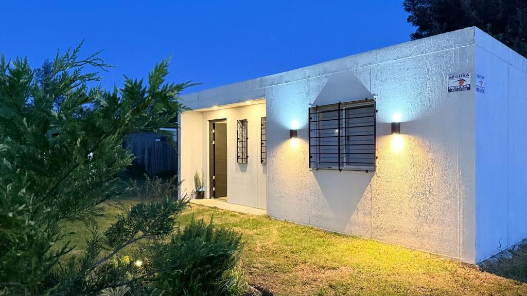 Casitas Atlántida في أتلانتيدا: مبنى أبيض مع نافذة على جانبه