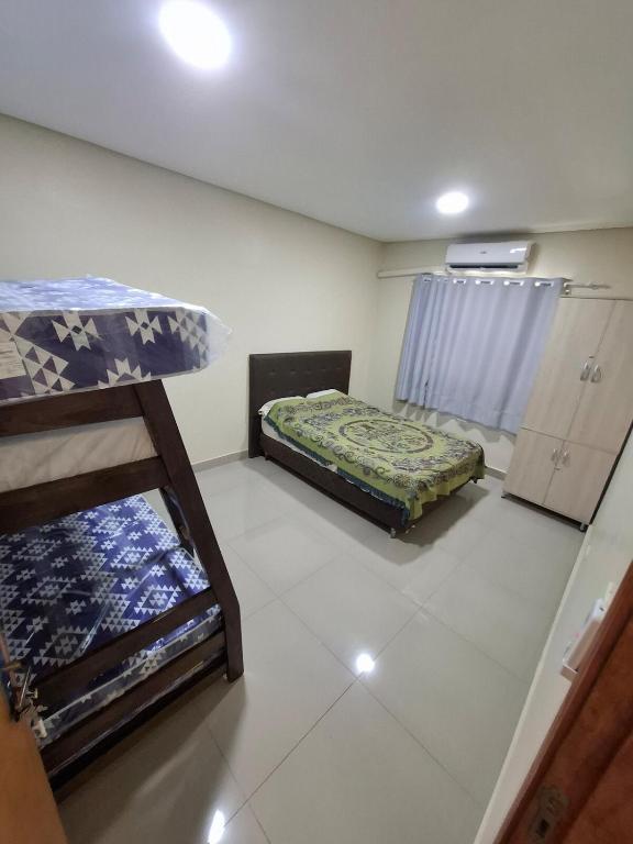 a room with two bunk beds and a window at Quinta in Itauguá