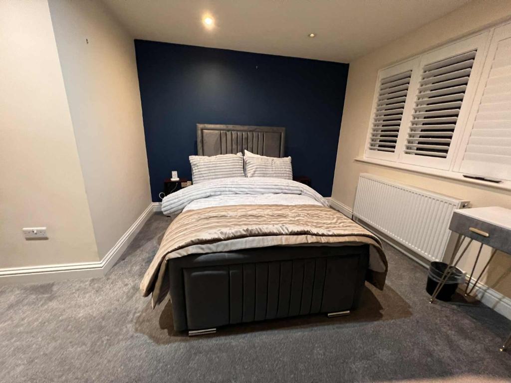 En eller flere senge i et værelse på ROSEWOOD Gatwick