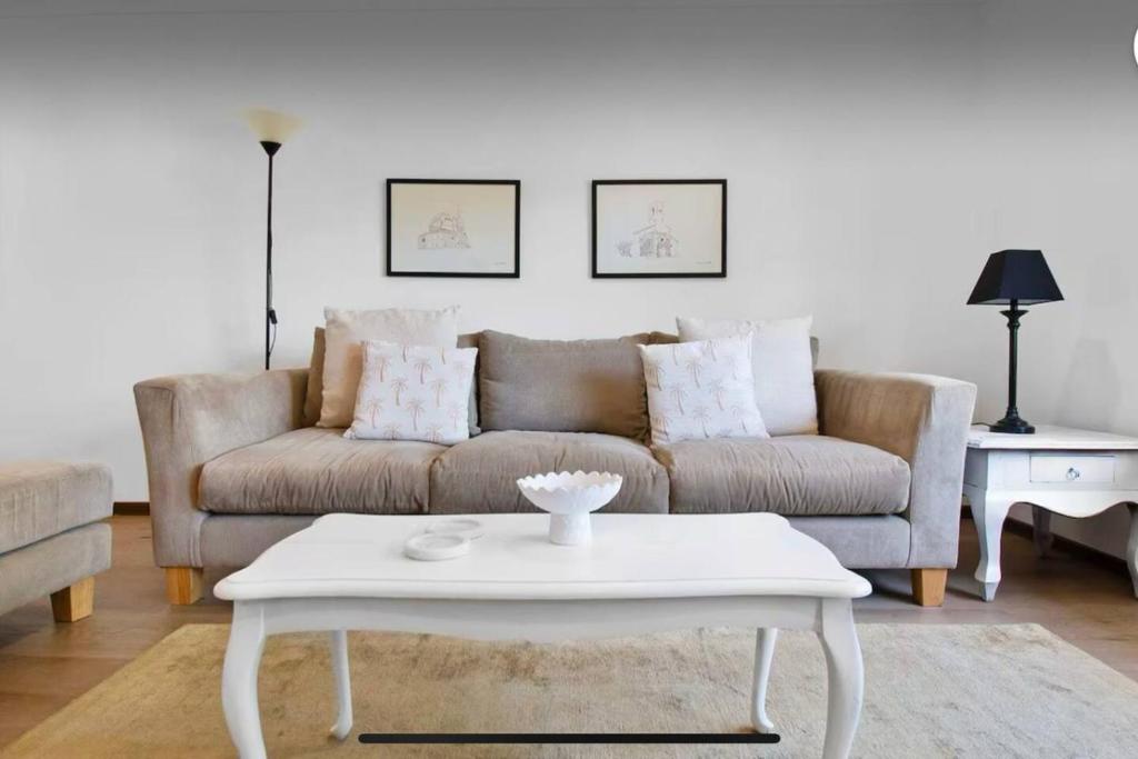 ein Wohnzimmer mit einer Couch und einem Couchtisch in der Unterkunft Oleander Cottage in Lake Albert