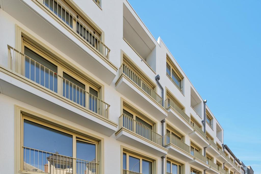 New Studio with Balcony- 1GB - 10 min City Center REF37 - Resim 8