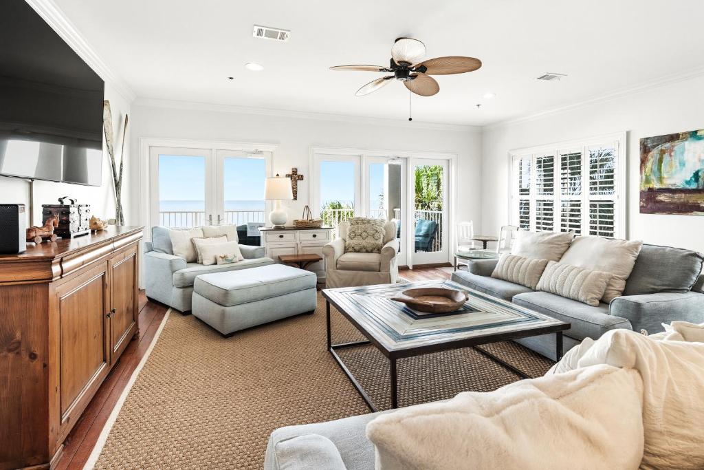 un salon avec un canapé et une table dans l'établissement 4 BR GULF Front Condo, Bikes, & Community Pool, à Seagrove Beach