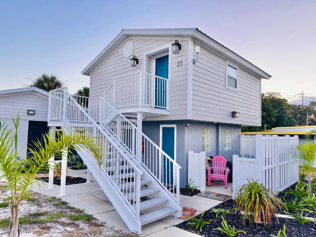 una casa con una escalera blanca delante de ella en Cottage 23, The Lighthouse - Dora Canal Court - a downtown, waterfront community, en Tavares