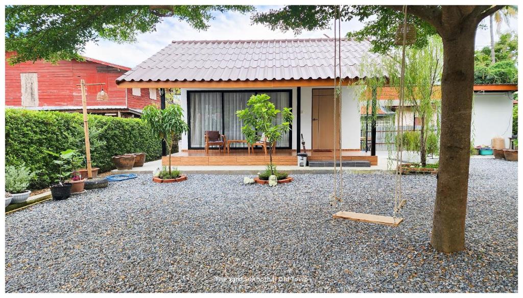 Κήπος έξω από το The Yard Sukhothai Old Town