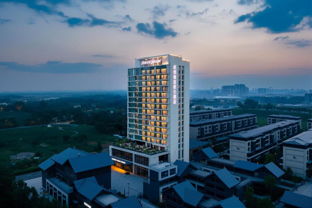 an overhead view of a tall building with lights on at Howard Johnson by Wyndham Zun Ju Hotel Cheng Du in Xindu