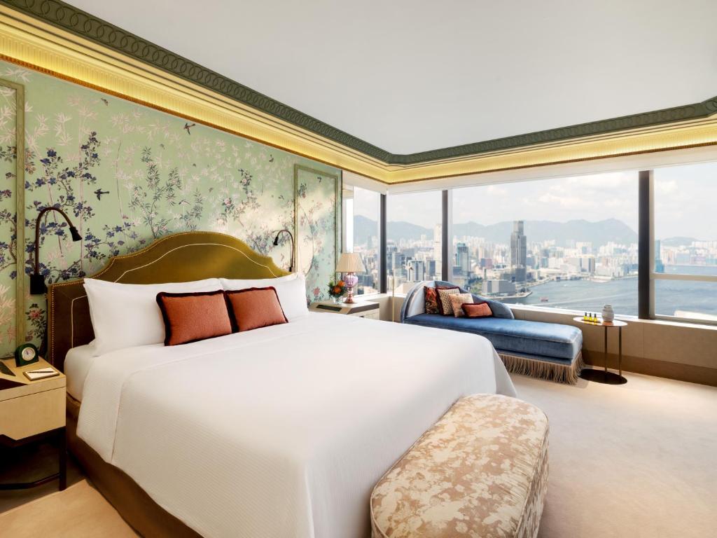 Un dormitorio con una cama grande y una ventana grande. en Island Shangri-La, Hong Kong, en Hong Kong