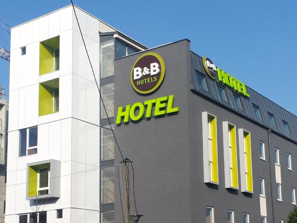 znak hotelowy na boku budynku w obiekcie B&B HOTEL Paris Est Bobigny Université w mieście Bobigny