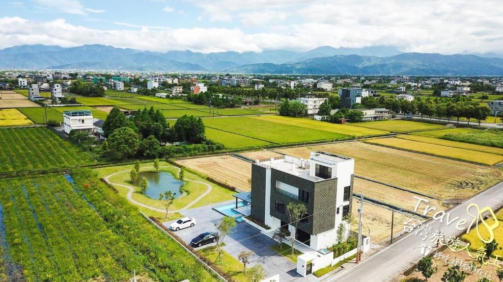 員山郷にある淞湘卉館villaの建物のある街並み