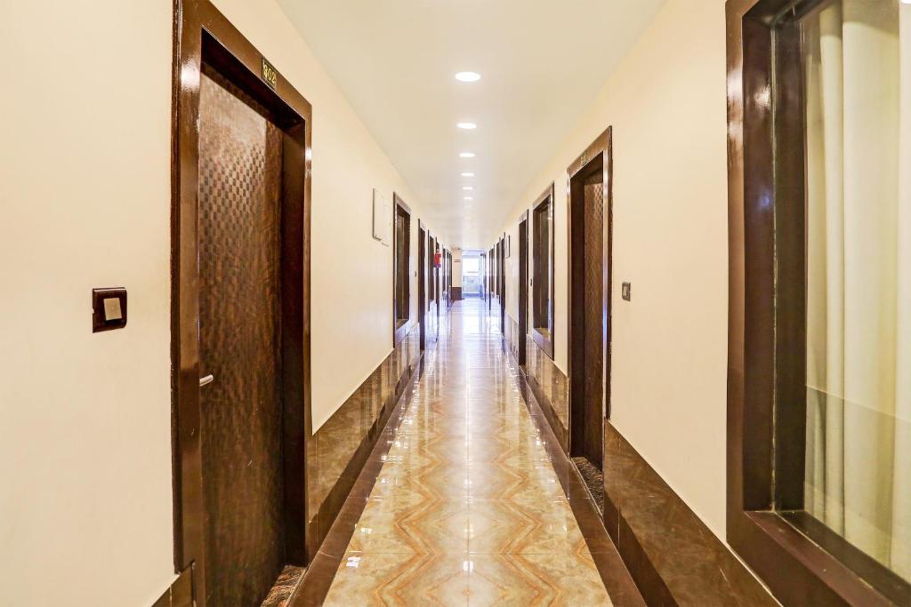 un couloir d'un immeuble avec un long couloir dans l'établissement Hotel O S.N Sky Awadh, à Lucknow