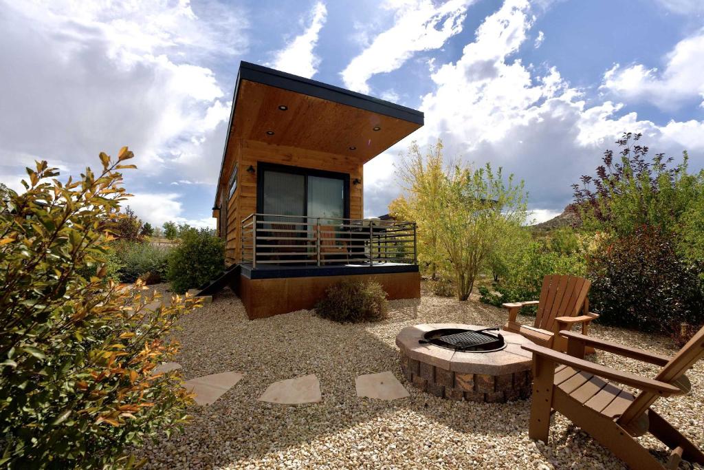 a small house with a bench and a bench istg istg at Escalante Escapes Prickly Pear- Bunk Escape in Escalante