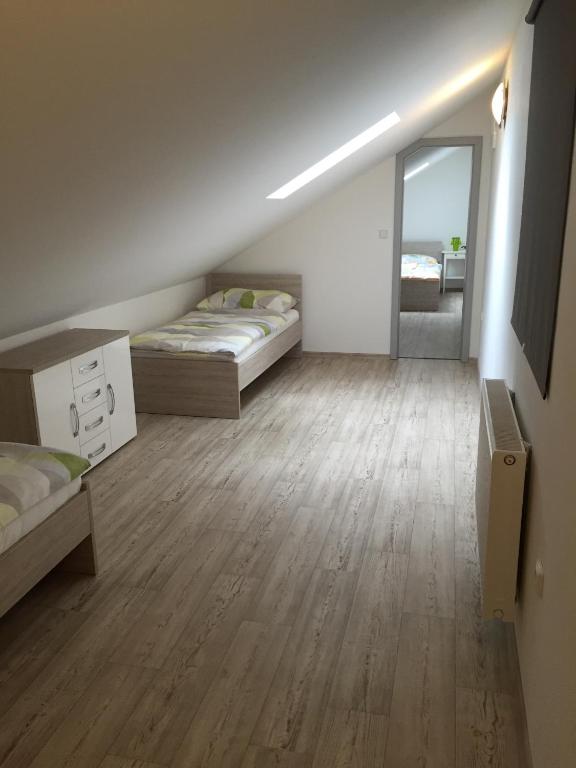 Postel nebo postele na pokoji v ubytování Apartment Lidická Slavkov, 4 person