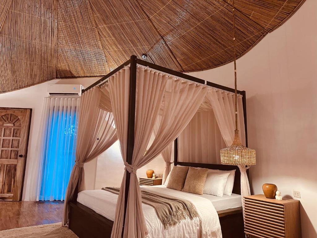 Postel nebo postele na pokoji v ubytování Alina Farm Resort- One Bedroom Cabin