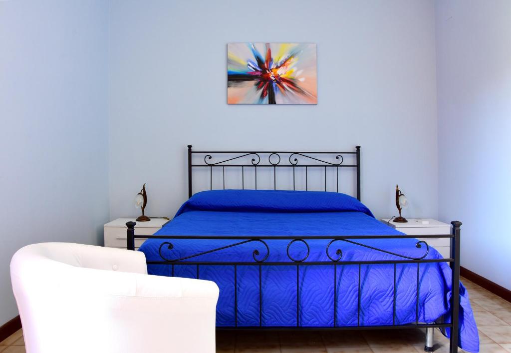 OtricoliにあるB&B Il Colleのベッドルーム1室(青いベッド1台付)