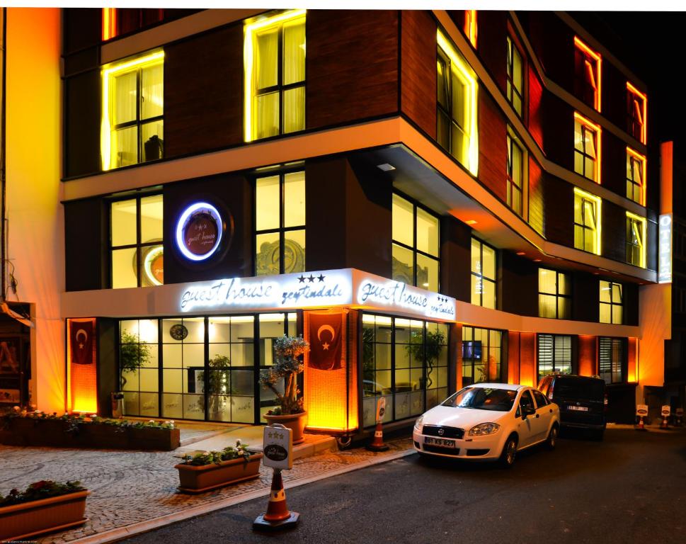 une voiture blanche garée devant un bâtiment dans l'établissement Zeytindali Hotel, à Trabzon