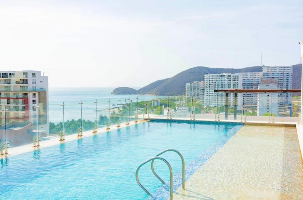 a large swimming pool on top of a building at Apto Premium con vista al Mar en Pozos Colorados in Playa Bello Horizonte