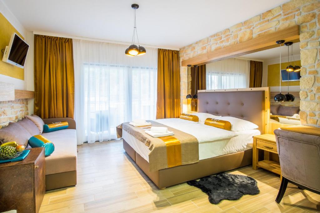 una camera con letto e divano di Luksuzne sobe Luce a Vrbnik