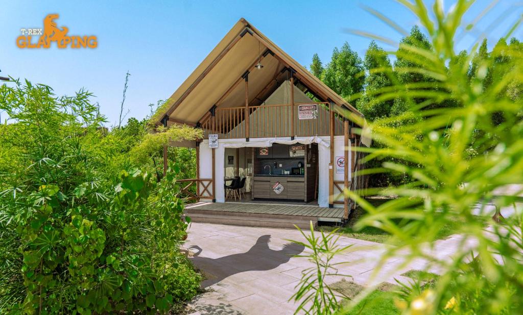 فضای داخلی T-Rex Glamping, Dubai Parks and Resorts در دبی - تصویر ۳