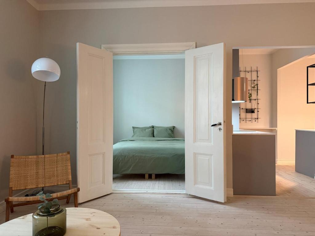 Postel nebo postele na pokoji v ubytování TAKA-TÖÖLÖ - a Stylish Urban Hideaway