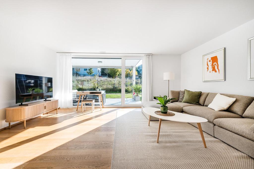 un salon avec un canapé et une table dans l'établissement DESIGN APARTMENT 1 !Gratis parken, Free Parking!, à Kreuzlingen