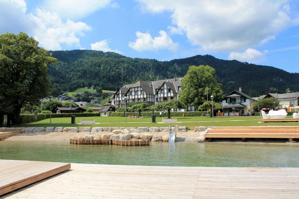 a large body of water with houses in the background at Jugendgästehaus St. Gilgen in Sankt Gilgen