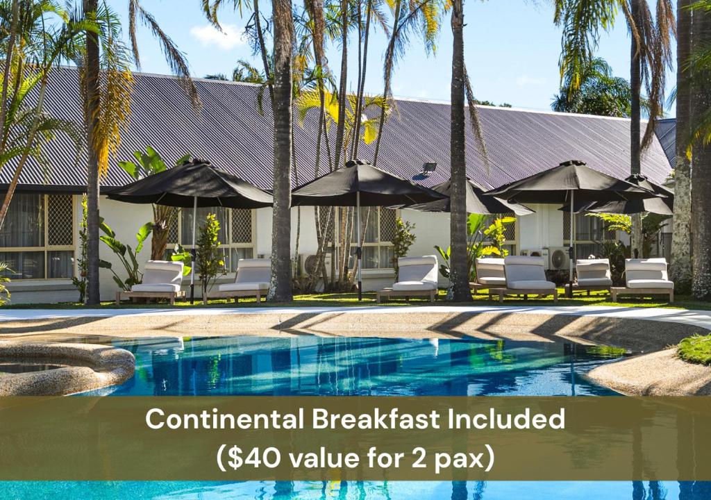 un complejo con piscina con sillas y sombrillas en Ballina Byron Islander Resort and Conference Centre, en Ballina