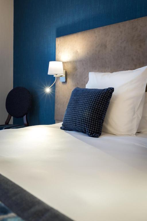 Postel nebo postele na pokoji v ubytování Hôtel Le Rive Droite & SPA