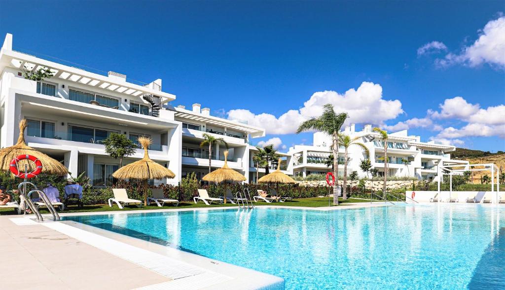 una piscina frente a un hotel en Brand New Stylish Retreat in Alcazaba Lagoon - Estepona, en Estepona