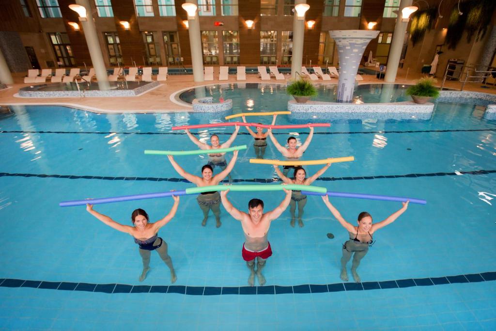 eine Gruppe von Personen in einem Schwimmbad in der Unterkunft Medical SPA "Eglės sanatorija" Birštonas in Birštonas