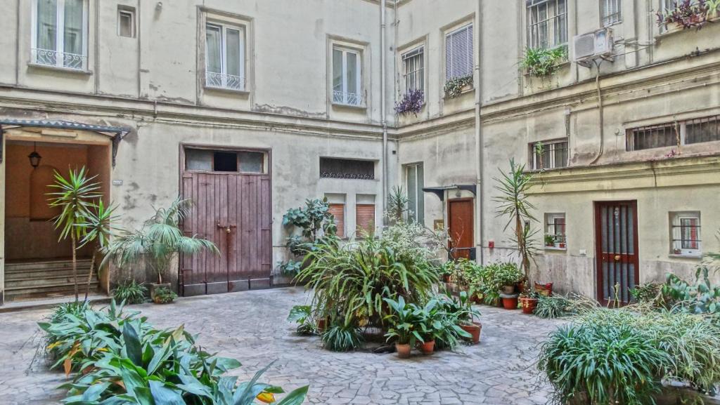 Ogród w obiekcie Vaticano Royal Suite Guest House