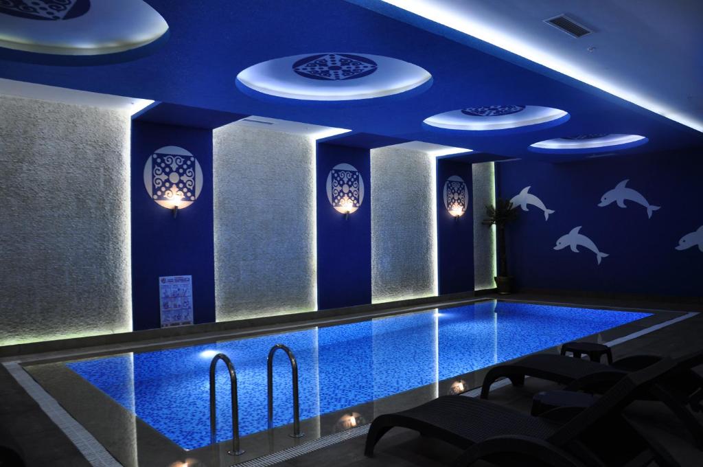 Bazén v ubytování Elips Royal Hotel & SPA nebo v jeho okolí