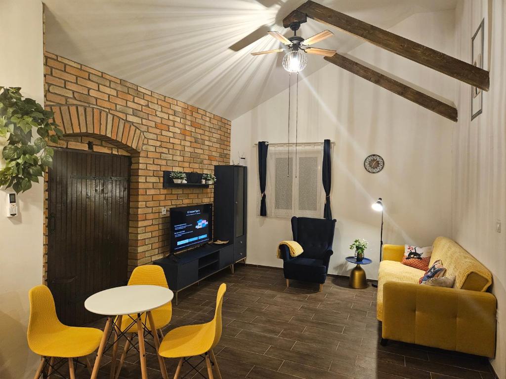 un soggiorno con un divano, un tavolo e delle sedie di Marina Cottage a Enying