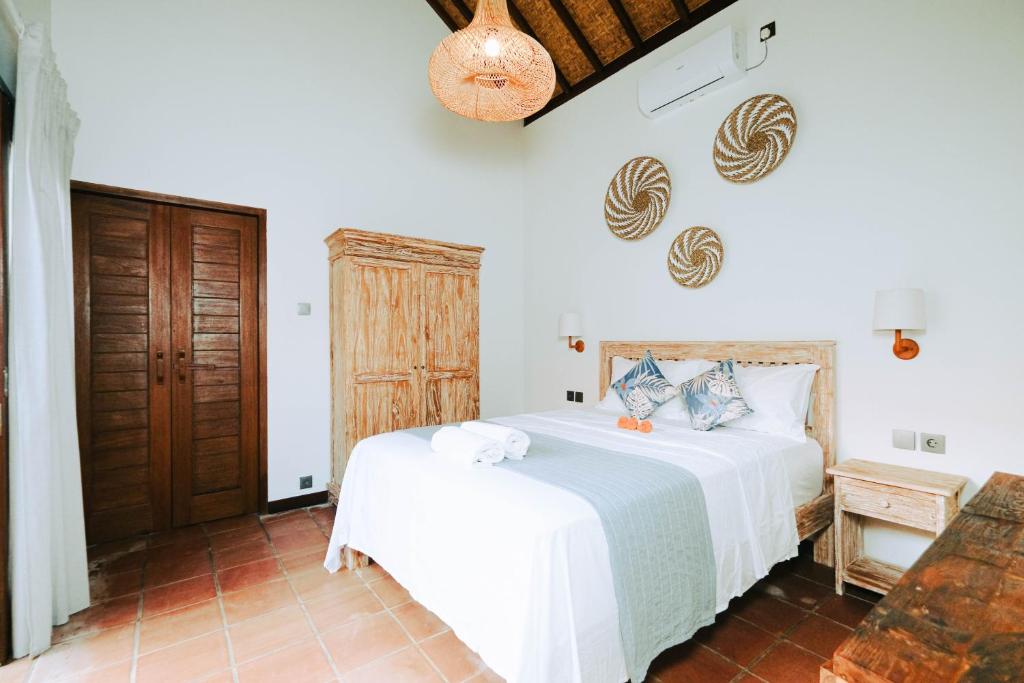 Ένα ή περισσότερα κρεβάτια σε δωμάτιο στο Tosca Villas, Two Bedrooms Pool Villa In Umalas