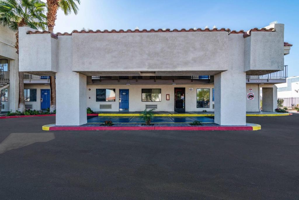 a building with a parking lot in front of it at Rodeway Inn & Suites Thousand Palms - Rancho Mirage in Thousand Palms