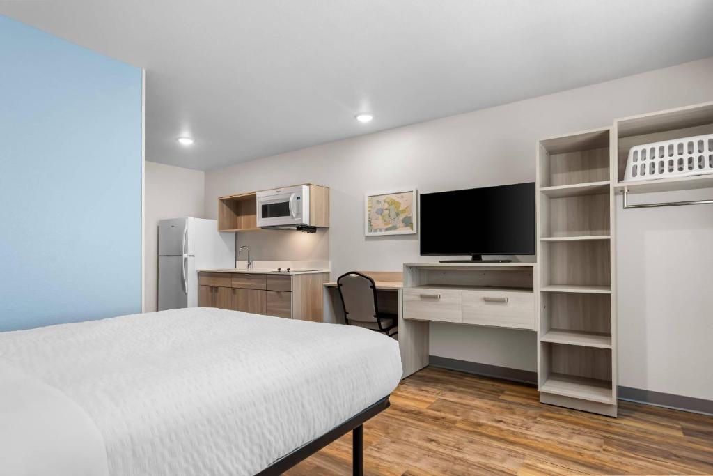 Et tv og/eller underholdning på WoodSpring Suites Savannah West - Ellabell Metaplant