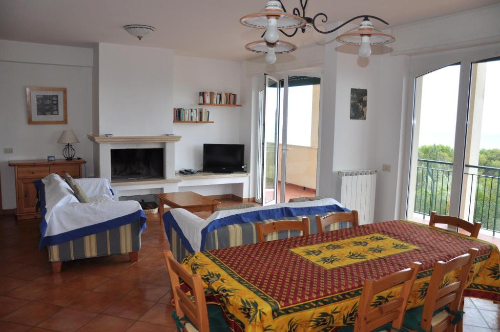 Televízia a/alebo spoločenská miestnosť v ubytovaní Residenza Turistico Alberghiera Le Poste del Pianone