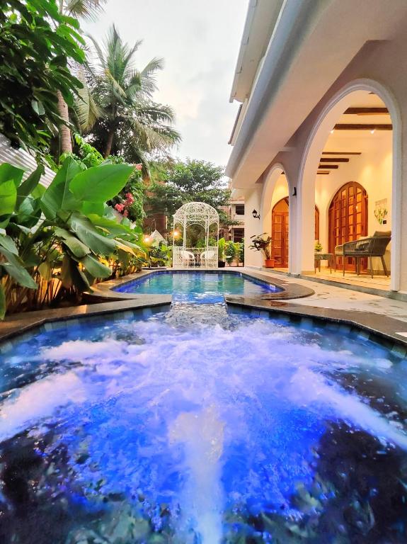 a swimming pool in the middle of a house at Villa Laz by hnh in Parra
