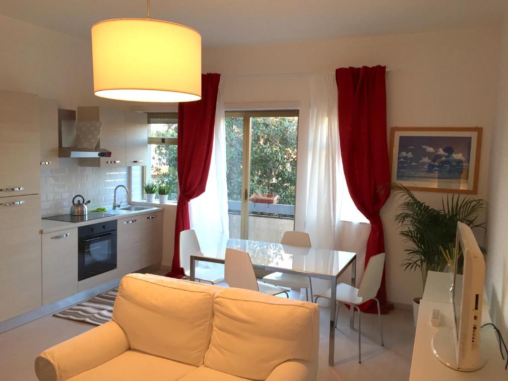 kuchnia i salon z kanapą i stołem w obiekcie La Casa Di Camp - Apartment w Rzymie