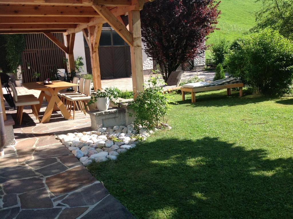A garden outside Ferienwohnung Strubbauer Urlaub am Bauernhof