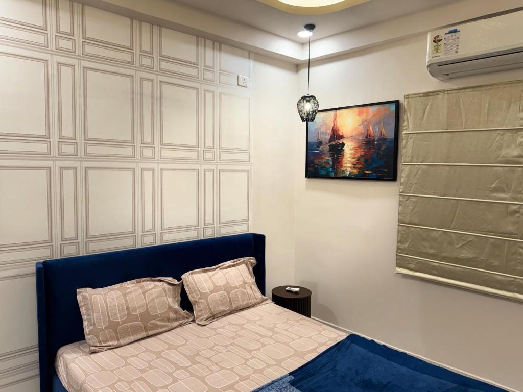 Postel nebo postele na pokoji v ubytování White Teak Suites 3BHK Madhapur
