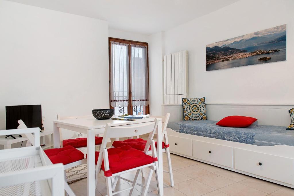 a room with a bed and a desk and a table at La piccola Lami in Intra