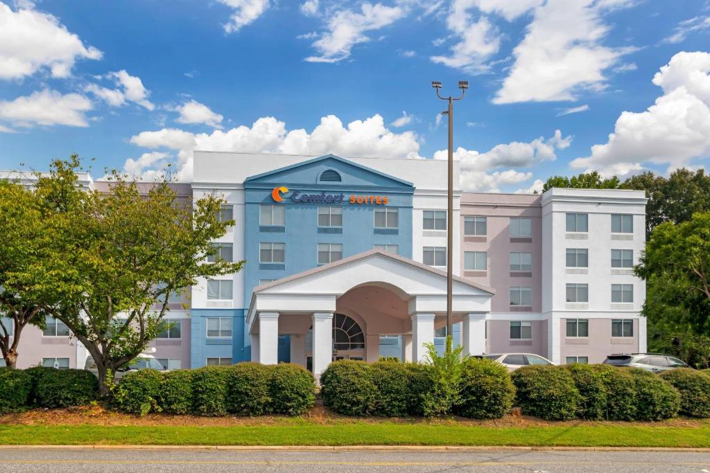 a rendering of the front of a hotel at Comfort Suites Gastonia - Charlotte in Gastonia