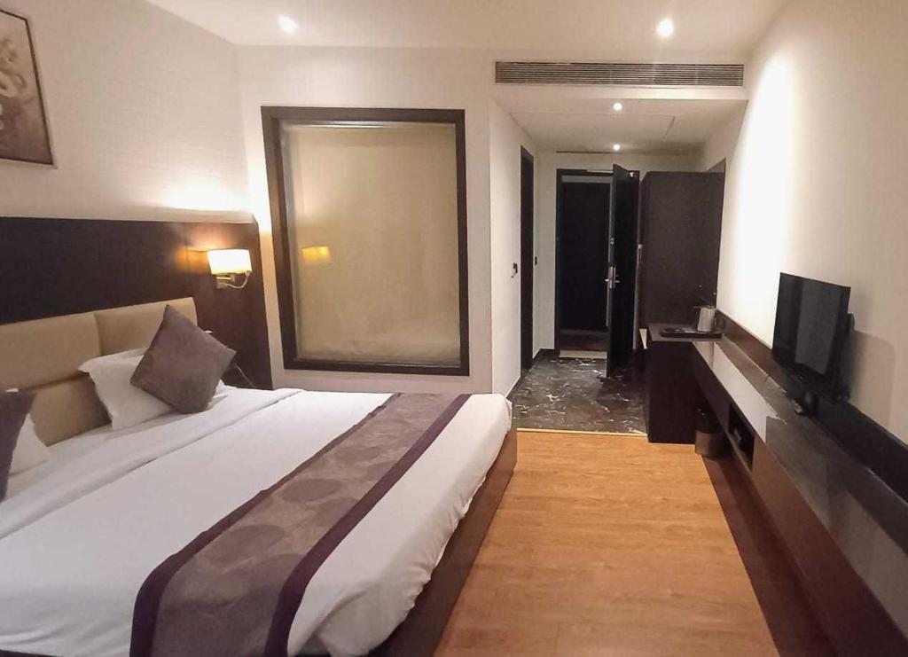 Postel nebo postele na pokoji v ubytování Hotel O LUXIUR HOTEL