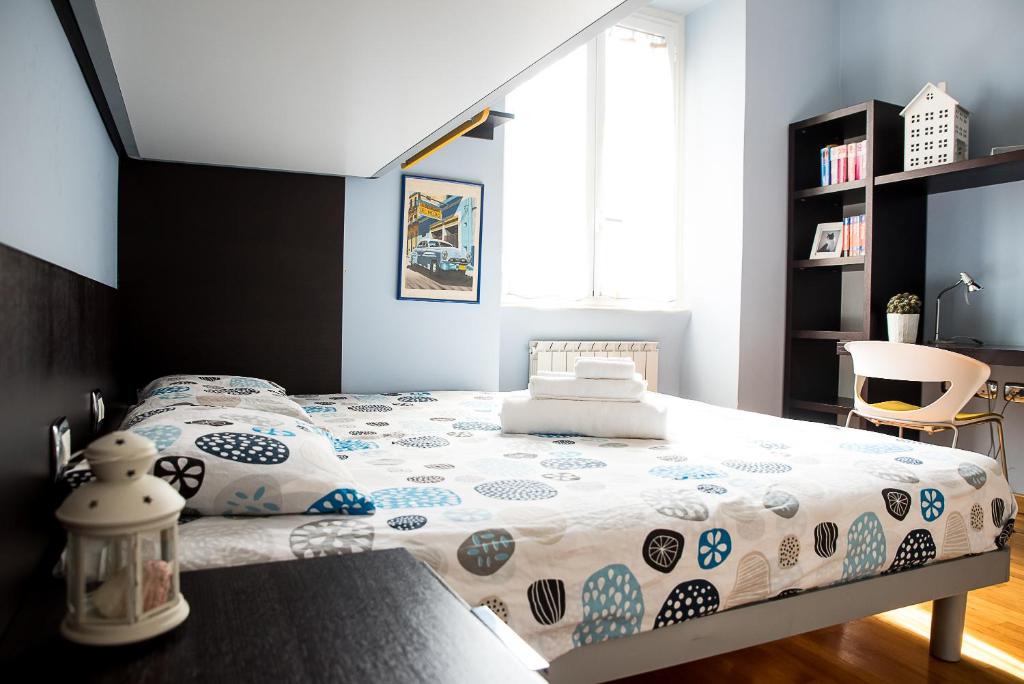 1 dormitorio con 1 cama con edredón azul y blanco en Chat&Chill Vatican Apartment, en Roma