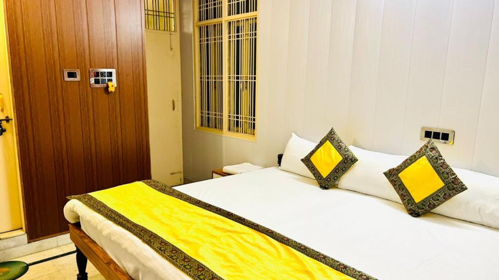 Ένα ή περισσότερα κρεβάτια σε δωμάτιο στο Shivay family home stay