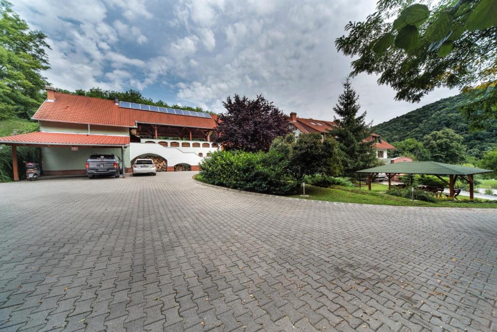 a cobblestone driveway in front of a building at Hetényi Apartmanház és Birtok in Mecseknádasd