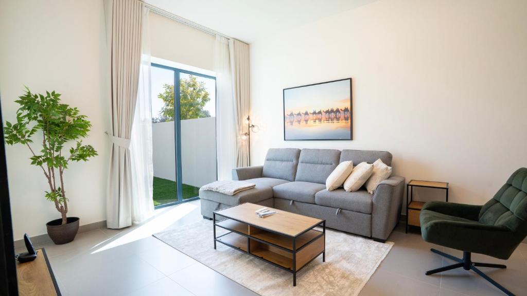 Χώρος καθιστικού στο 4br Prestigious Villa Discounted Parks Tickets