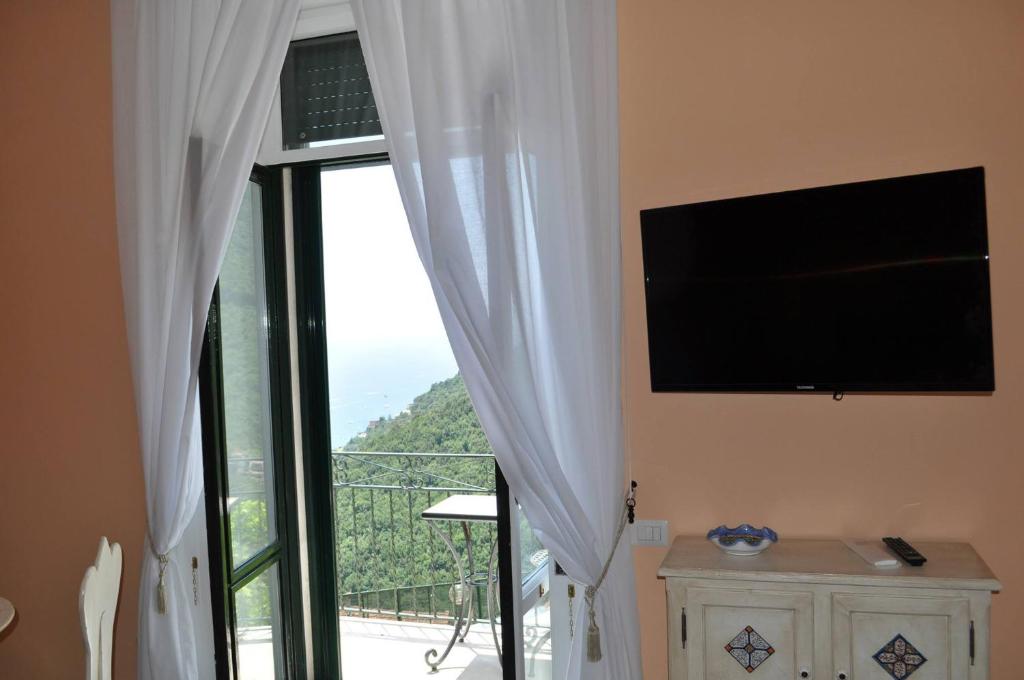 Televízia a/alebo spoločenská miestnosť v ubytovaní villa verde sul mare